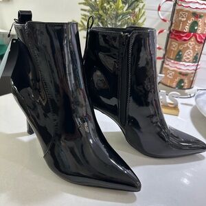 Black bootie, Charcoal / Botines charol Negro